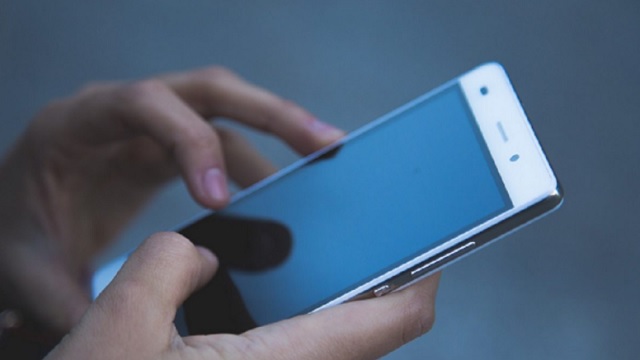 Begini Cara Mengatasi Layar Gelap Saat Telepon