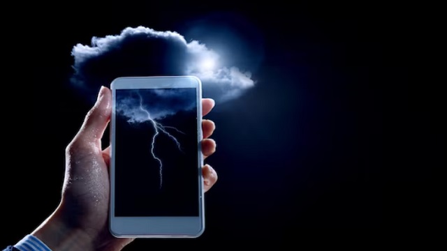 Benarkah Main HP Saat Petir Berbahaya? Ini Penjelasannya